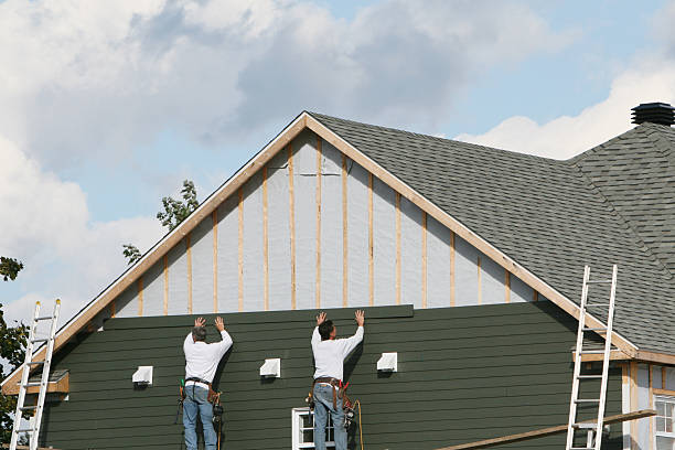 Professional Vinyl Siding technician working in Lebanon, IL